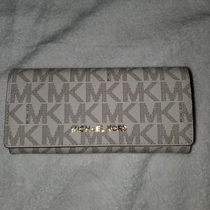 White Michael Kors Wallet